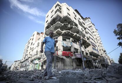 Un hombre pasa frente a un edificio destruido dañado por un ataque aéreo israelí en la ciudad de Gaza, el 5 de mayo.