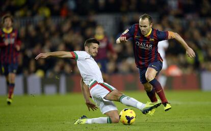 Iniesta sortea la entrada de Fran Rico