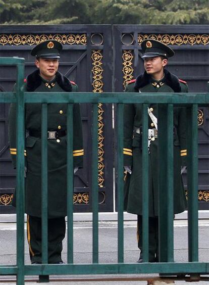 Dos policías vigilan hoy la embajada de Corea del Norte en Pekín.