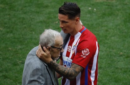  Fernando Torres saluda a Briñas, ex jugador.