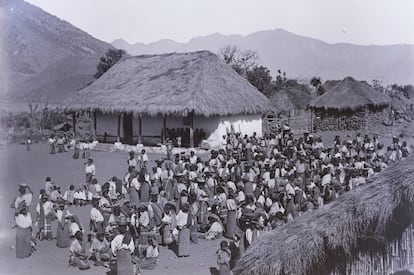 Un grupo de personas en un pueblo sin determinar.