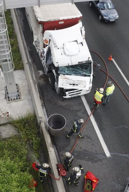 Imagen de uno de los dos camiones implicados en el accidente que ha provocado colas de hasta 12 km en la entrada de Madrid