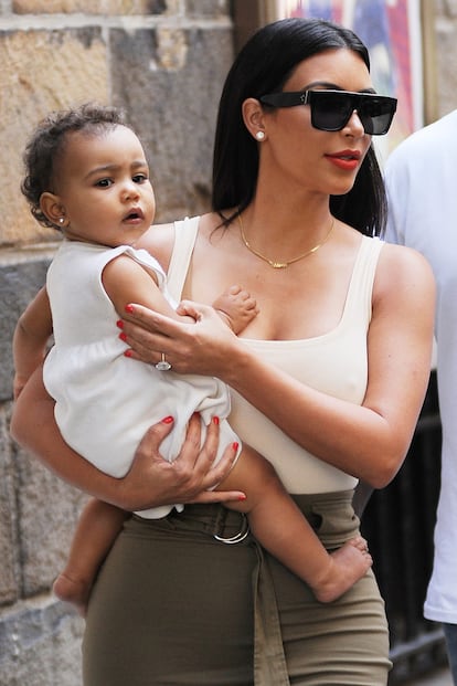 "Es Kim Kardashian en versión mini", considera el editor y estilista neoyorquino Mindi Smith. Madre e hija suelen lucir conjuntos a juego diseñados por amigos de la familia como Olivier Rousteing, director creativo de Balmain. "Cortados de la misma tela. Literalmente", apunta el estilista.
