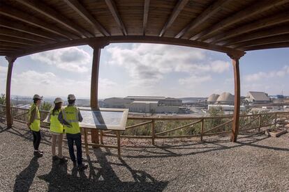 Aguas Teñidas cuenta con un mirador que permite a los visitantes observar las instalaciones de la explotación. Un gráfico señala en verde al usuario las infraestructuras construidas en la ampliación.