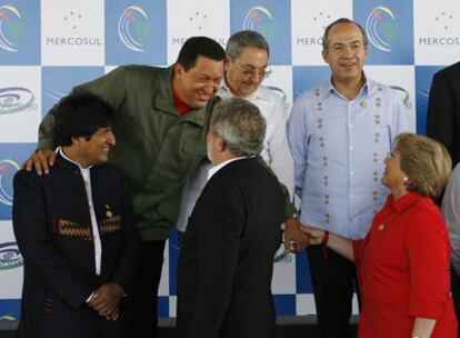 De izquierda a derecha y de arriba abajo los presidente de Venezuela, Hugo Chávez; Cuba, Raúl Castro; Felipe Calderón, de México; Evo Morales, Bolivia; Lula da Silva, de Brasil; y  Michelle Bachelet, de Chile