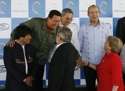 De izquierda a derecha y de arriba abajo los presidente de Venezuela, Hugo Chávez; Cuba, Raúl Castro; Felipe Calderón, de México; Evo Morales, Bolivia; Lula da Silva, de Brasil; y Michelle Bachelet, de Chile