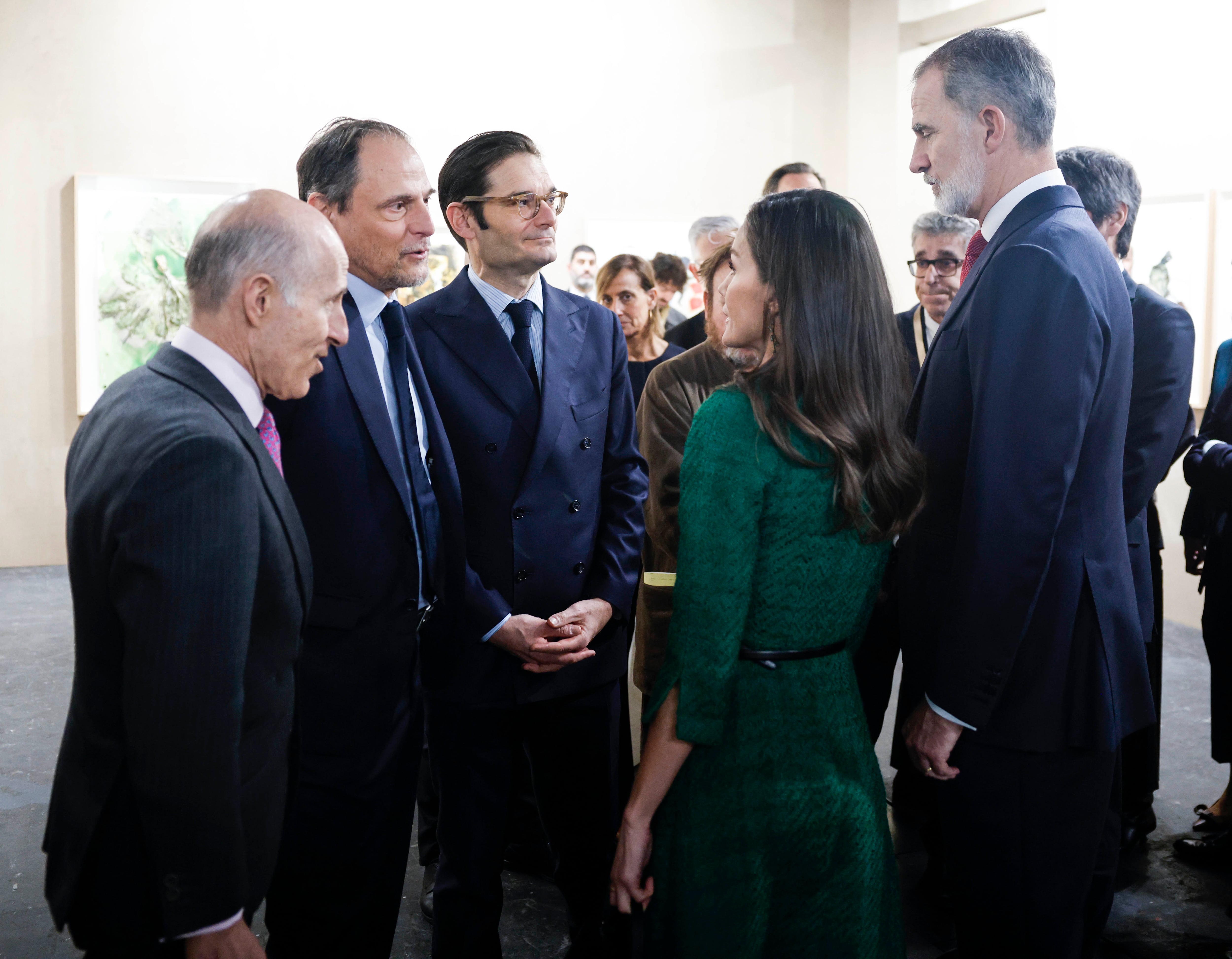 Los Reyes conversan con Jan Martínez Ahrens, director de EL PAÍS, y Joseph Oughourlian, el presidente del Grupo Prisa, en presencia de  Francisco Lizaur, jefe de protocolo de la Casa Real (izquierda).