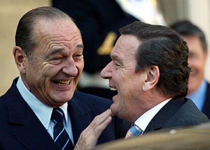 Jacques Chirac, a la izquierda, recibe ayer a Gerhard Schröder a las puertas del palacio del Elíseo.