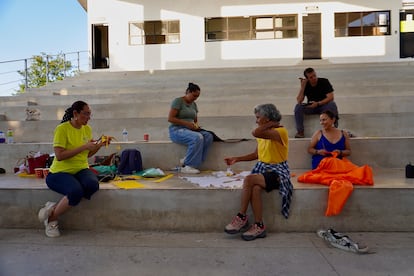 Las mamás, la abuela y un papá de los niños que actúan en la última obra de La Carpita, elaborando el vestuario que se usará.