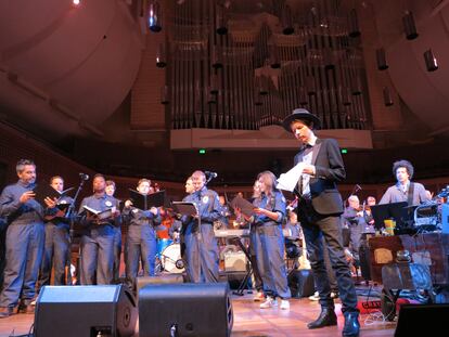 La International Space Orchestra (lSO) ensayando con Beck en el Davies Symphony Hall en 2013. La ISO ha colaborado con otros músicos y bandas como Gorillaz, Sigur Ros o The Prodigy. Está dirigida por Evan Price.