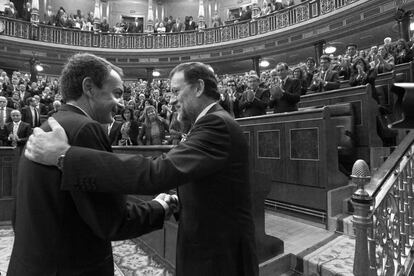 El presidente del Gobierno, Mariano Rajoy, firma el decreto de disolución de las Cortes y la convocatoria de las elecciones para el próximo 20 de diciembre poniendo fin así a la legislatura más larga desde la Transición. En estos cuatro años, ha cambiado el Rey y el Congreso ha sido escenario de bienvenidas y despedidas. El conflicto catalán, las salidas de los ministros Mato y Gallardón, y la de Manuel Chaves, el cambio de líder en el PSOE y el aplauso con el que los diputados despidieron al parlamentario más antiguo, Alfonso Guerra, han sido algunos de los momentos clave de la X legislatura. En la imagen, el líder del PP, Mariano Rajoy (d), saluda al ex presidente del Gobierno José Luis Rodríguez Zapatero (i) tras ser investido presidente del Gobierno en el pleno celebrado en el Congreso de los Diputados, el 20 de diciembre de 2011.