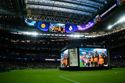 Vista general de las pantallas gigantes instaladas en el Bernabéu.