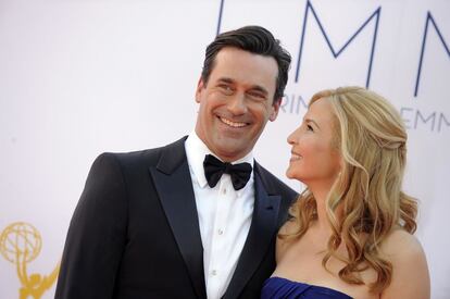 Era uno de los más esperados de la noche. Jon Hamm - el carismático Don Draper en 'Mad men' - posa junto a su pareja, Jennifer Westfeldt.