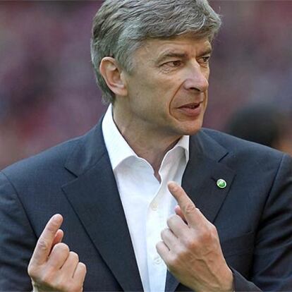 Arsène Wenger dirigiendo al Arsenal en un partido de la Liga inglesa esta temporada.