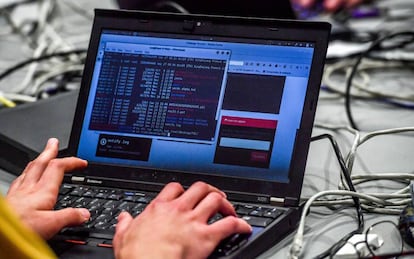 Un experto en ciberseguridad trabaja con el ordenador.