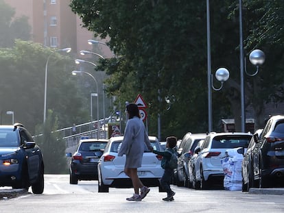 Una madre lleva a su hijo al colegio Ciudad de Roma por la calle de Juan Esplandiú, en el distrito de El Retiro, en la que antes se cortaba el tráfico.