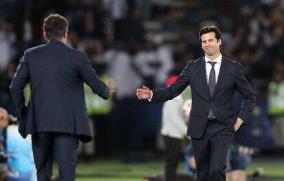 El entrenador del Real Madrid, Santiago Solari (d) saluda al entrenador del Al Ain, Zoran Mamic, tras finalizar el encuentro.