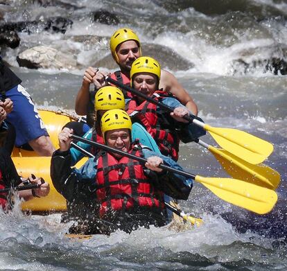 Artur Mas, practicando rafting en el río Noguera Pallaresa, Lleida, el 11 de agosto de 2011.