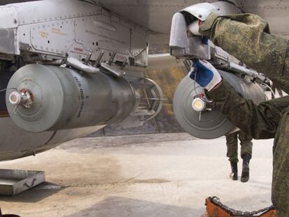 Un t&eacute;cnico de las Fuerzas A&eacute;reas rusas arma un caza en la base de Hemeimeem, en Siria, el pasado mi&eacute;rcoles.