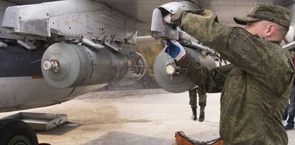 Un técnico de las Fuerzas Aéreas rusas arma un caza en la base de Hemeimeem, en Siria, el pasado miércoles.