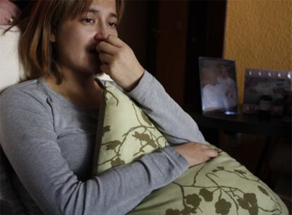 Ruth Chamba, delante de la fotografía de su hija Estefanía en el domicilio familiar de Fuenlabrada.