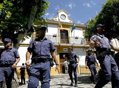 Un grupo de agentes del Cuerpo Nacional de Policía impide el paso al Ayuntamiento de Estepona (Málaga).