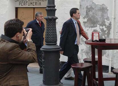 El fiscal López Caballero y el juez Miguel Ángel Torres (derecha), a su llegada al despacho registrado.