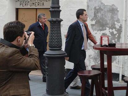 El fiscal López Caballero y el juez Miguel Ángel Torres (derecha), a su llegada al despacho registrado.