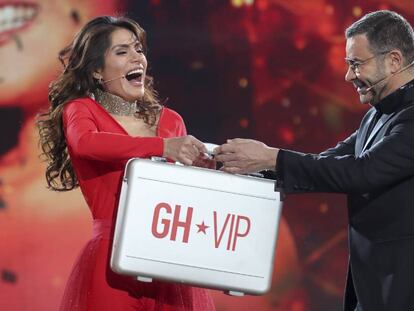 Miriam Saavedra, ganadora de GH Vip 2018 recibie el premio de manos del presentador Jorge Javier Vázquez.