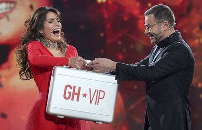 Miriam Saavedra, ganadora de GH Vip 2018 recibie el premio de manos del presentador Jorge Javier Vázquez.