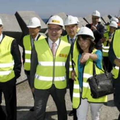 El ministro de Fomento, José Blanco, visita las obras del Puerto Exterior de A Coruña acompañado por el delegado del Gobierno en Galicia, Antón Louro, el conselleiro de Medio Ambiente e Infraestructuras, Agustín Hernández, y el alcalde de A Coruña, Javier Losada, después del anuncio sobre los recortes en su departamento