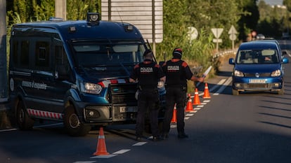 Two Catalan regional police officers control access to the A2 highway into Barcelona.

06/07/2020