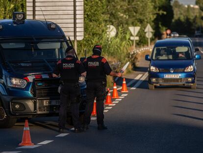 Two Catalan regional police officers control access to the A2 highway into Barcelona.

06/07/2020