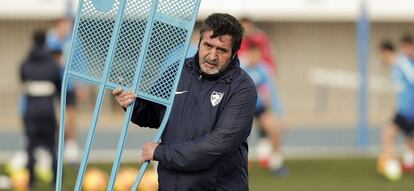 Miguel Zambrana carga una falsa barrera en un entrenamiento del Málaga.