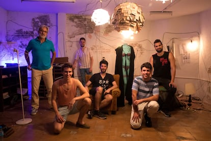 El equipo de rodaje de la película musical 'El Fantasma de la Sauna'. De izquierda a derecha, Alfredo Carbajo, Néstor Goneaga, Ramón Grau, Luis Navarrete, Javier Hernández y Martín Spínola.