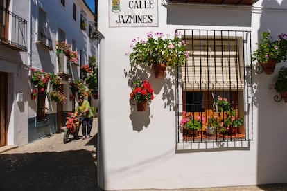 Una de las típicas calles adornadas con flores en el céntrico Barrio de la Villa, en Priego de Córdoba.