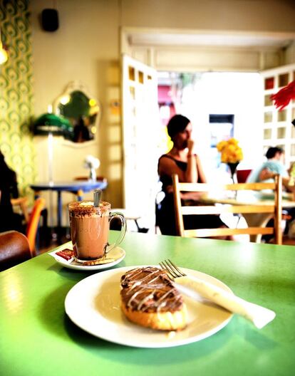 Como meterse en la máquina del tiempo y aterrizar en los años cincuenta o sesenta. Las meriendas llevan a EE UU con 15 tipos de tés e infusiones de California. Y que no falte la tarta Red Velvet, el brownie caliente con helado de vainilla y dulce de leche, los cupcakes o, si se quiere a la española, una de pan con Nocilla, con un vaso de Cola-Cao o Nesquik. O la tarta Muerte por Chocolate, con cinco tipos.  » Espíritu Santo, 9. Madrid. www.lolinacafe.com