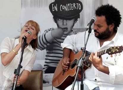 Najwa Nimri y Carlos Jean, durante su presentación en Madrid  de '10 years after', la reedición de su primer disco.