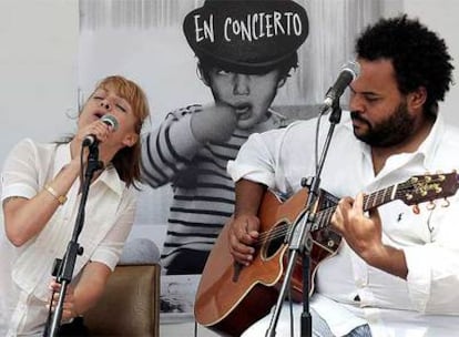 Najwa Nimri y Carlos Jean, durante su presentación en Madrid  de '10 years after', la reedición de su primer disco.