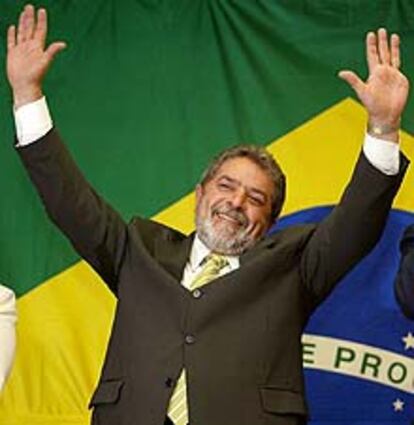 El pasado domingo 27 de octubre, con una mayoría de casi 20 millones de votos, el izquierdista Lula obtuvo la victoria electoral más arrolladora de la historia de Brasil. Luiz Inácio Lula da Silva, candidato del Partido de los Trabajadores (PT), ha alcanzado la presidencia después de tres derrotas anteriores. (EPA)