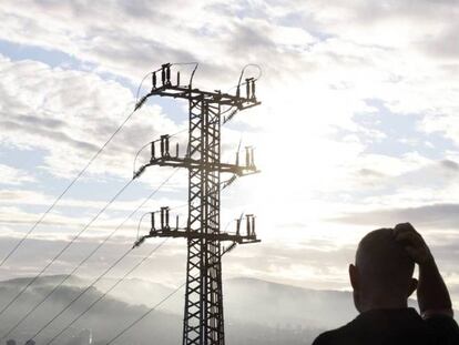 La luz cae un 18% el viernes y se sitúa en los 375,84 euros/MWh