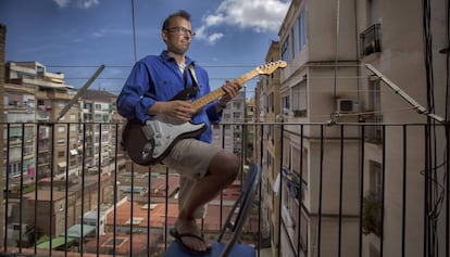 Oriol Guillén,con su guitarra en el balcón de su casa.