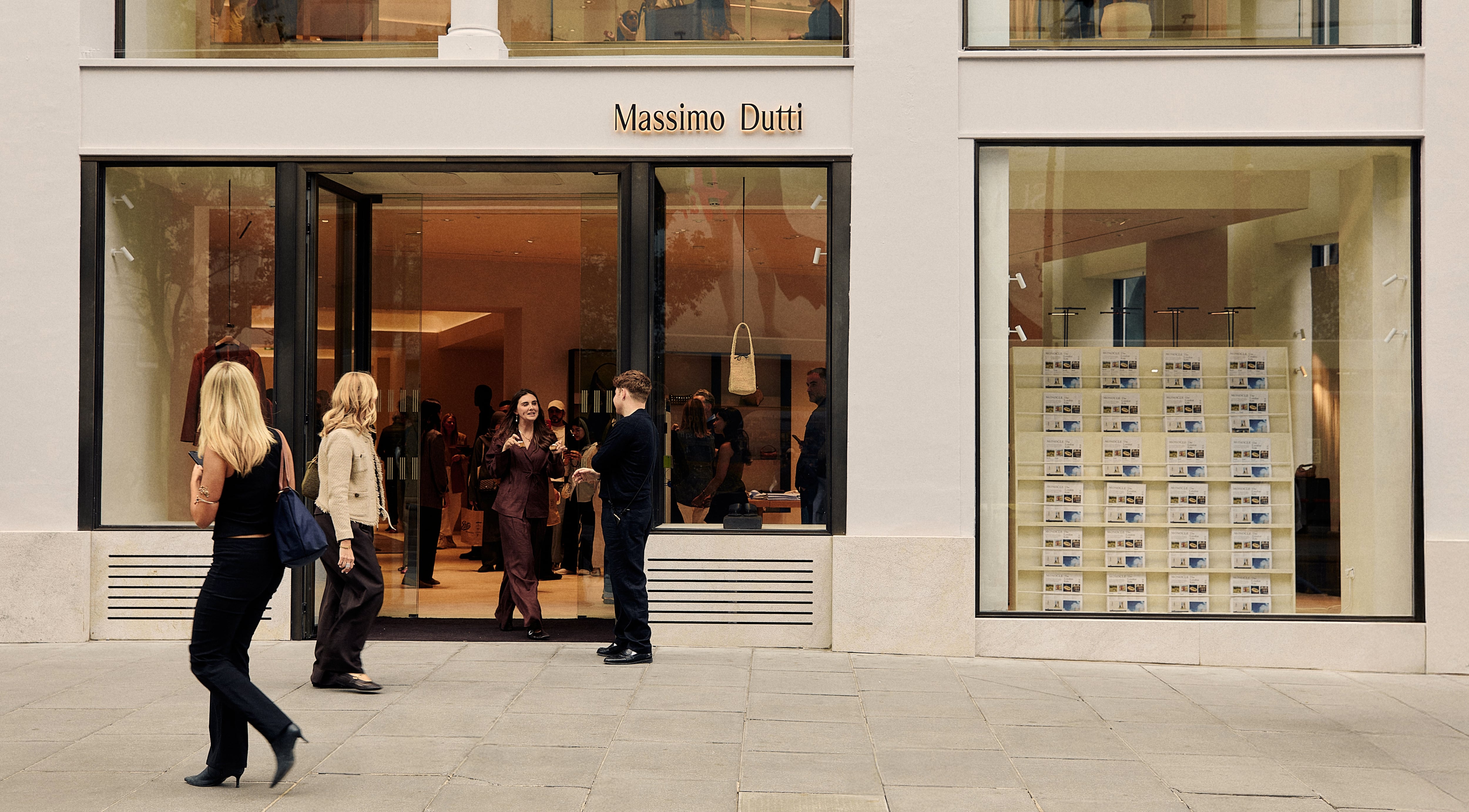 Exterior de una tienda de Massimo Dutti recientemente reformada en Oxford Street, Londres.