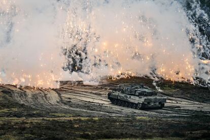 Un tanque Leopard 2, como los que diversos países europeos entregarán a Ucrania, en unas maniobras en Augustdorf, Alemania, el 1 de febrero.  