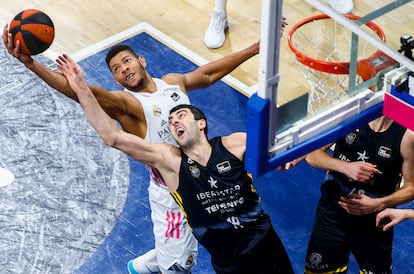 Shermadini y Tavares pelean por un rebote en el Tenerife-Madrid de liga. acbphoto