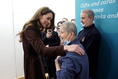 Kate Middleton habla con una de las pacientes del Hospital Royal Marsden, el 14 de enero de 2025, en Londres.