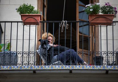 Una vecina de valencia con su mascota en el balcón, durante el confinamiento.