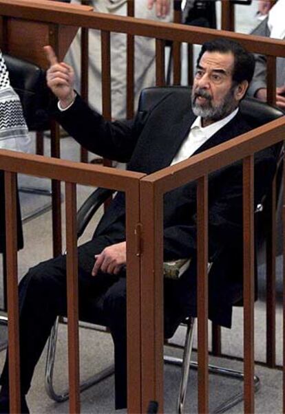 Sadam Husein, durante la sesión del juicio de ayer.