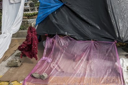 Por la mañana el calor supero los 30 grados centígrados y los migrantes se refugiaban bajo sus tiendas improvisadas con plásticos y telas. 
