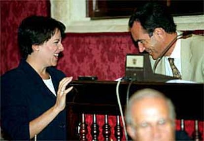 Evangelina Naranjo, nueva portavoz municipal, y su predecesor, Emilio Carrillo, en el pleno de ayer.